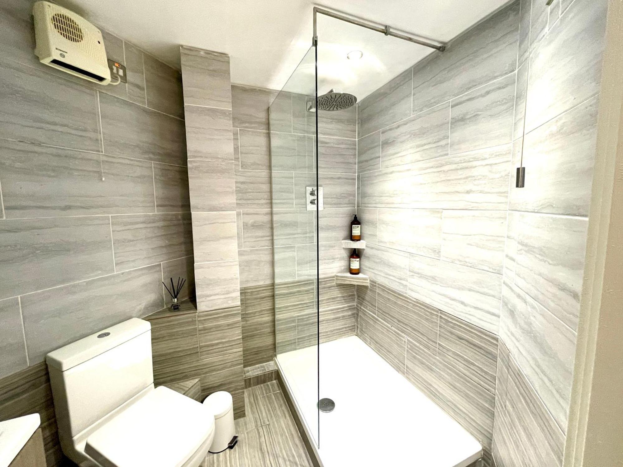 Rnm - Business Professionals Stay, Walsall City Centre, 2 Bedroom With Ensuite And Bathroom, Entire Place, Kitchen & Washroom With Amenities, Smart Tv, Easy Access, Fast Wifi, Parking Nearby, Great Transport Links Exterior photo