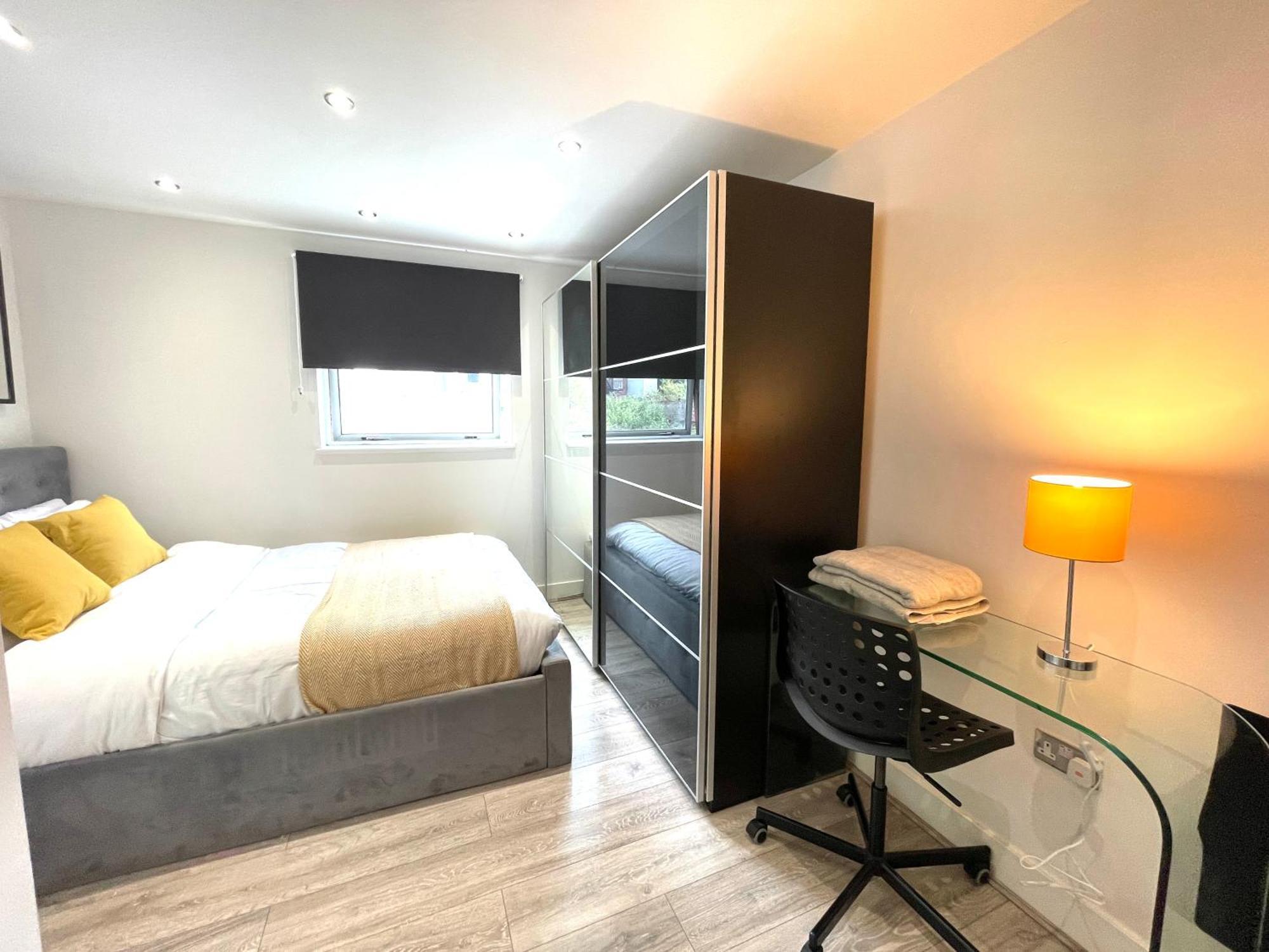 Rnm - Business Professionals Stay, Walsall City Centre, 2 Bedroom With Ensuite And Bathroom, Entire Place, Kitchen & Washroom With Amenities, Smart Tv, Easy Access, Fast Wifi, Parking Nearby, Great Transport Links Exterior photo