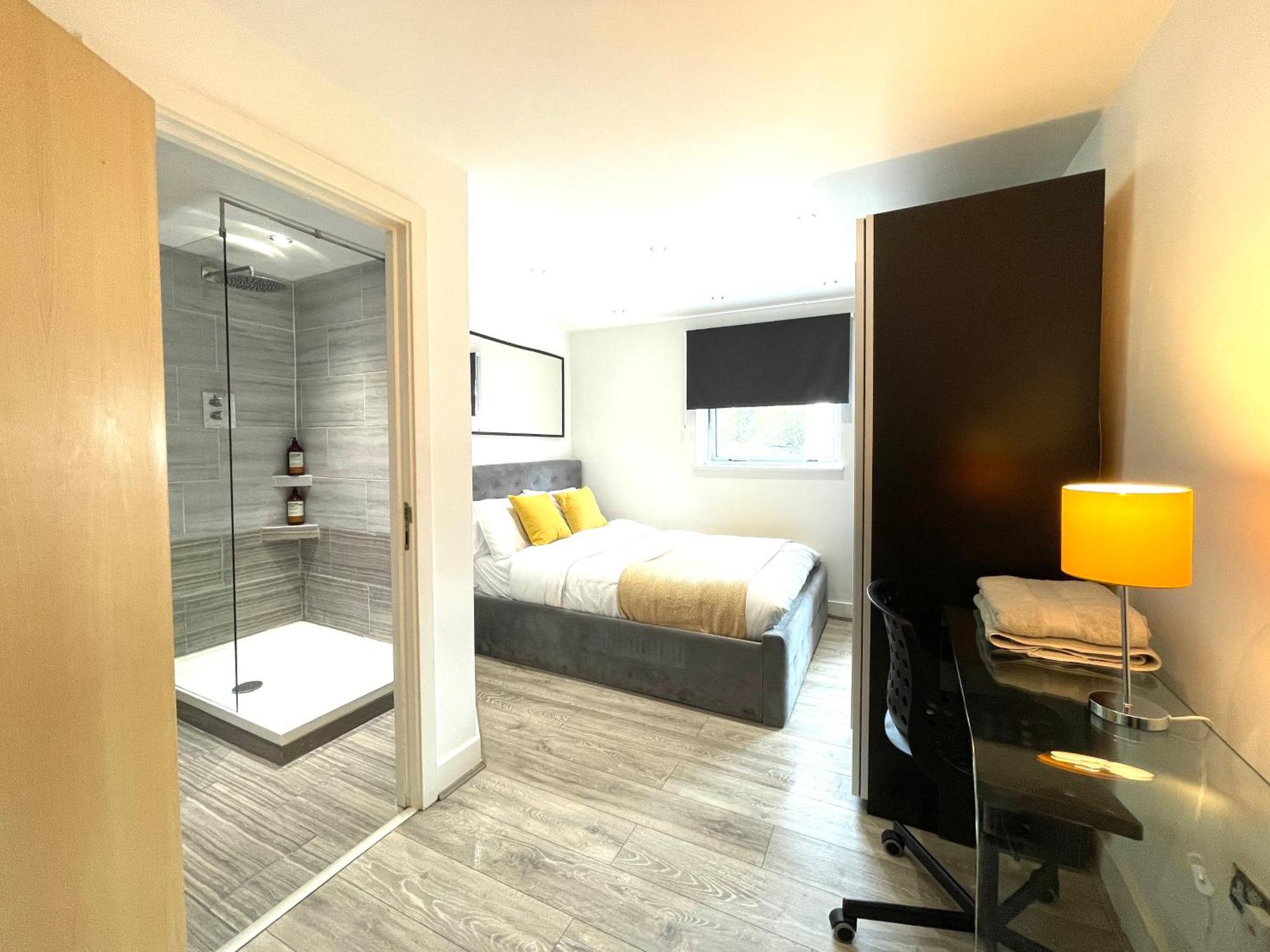 Rnm - Business Professionals Stay, Walsall City Centre, 2 Bedroom With Ensuite And Bathroom, Entire Place, Kitchen & Washroom With Amenities, Smart Tv, Easy Access, Fast Wifi, Parking Nearby, Great Transport Links Exterior photo