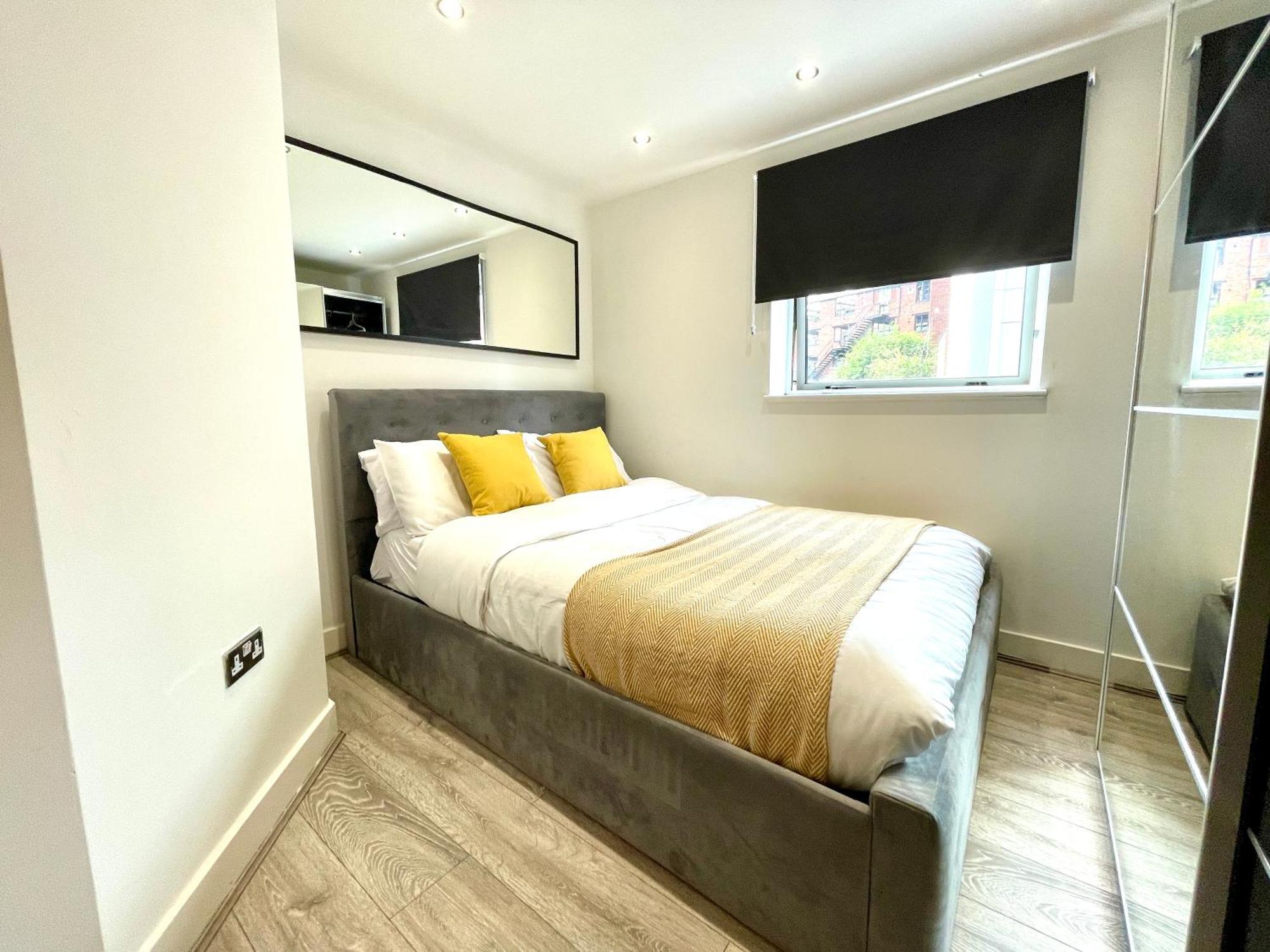 Rnm - Business Professionals Stay, Walsall City Centre, 2 Bedroom With Ensuite And Bathroom, Entire Place, Kitchen & Washroom With Amenities, Smart Tv, Easy Access, Fast Wifi, Parking Nearby, Great Transport Links Exterior photo