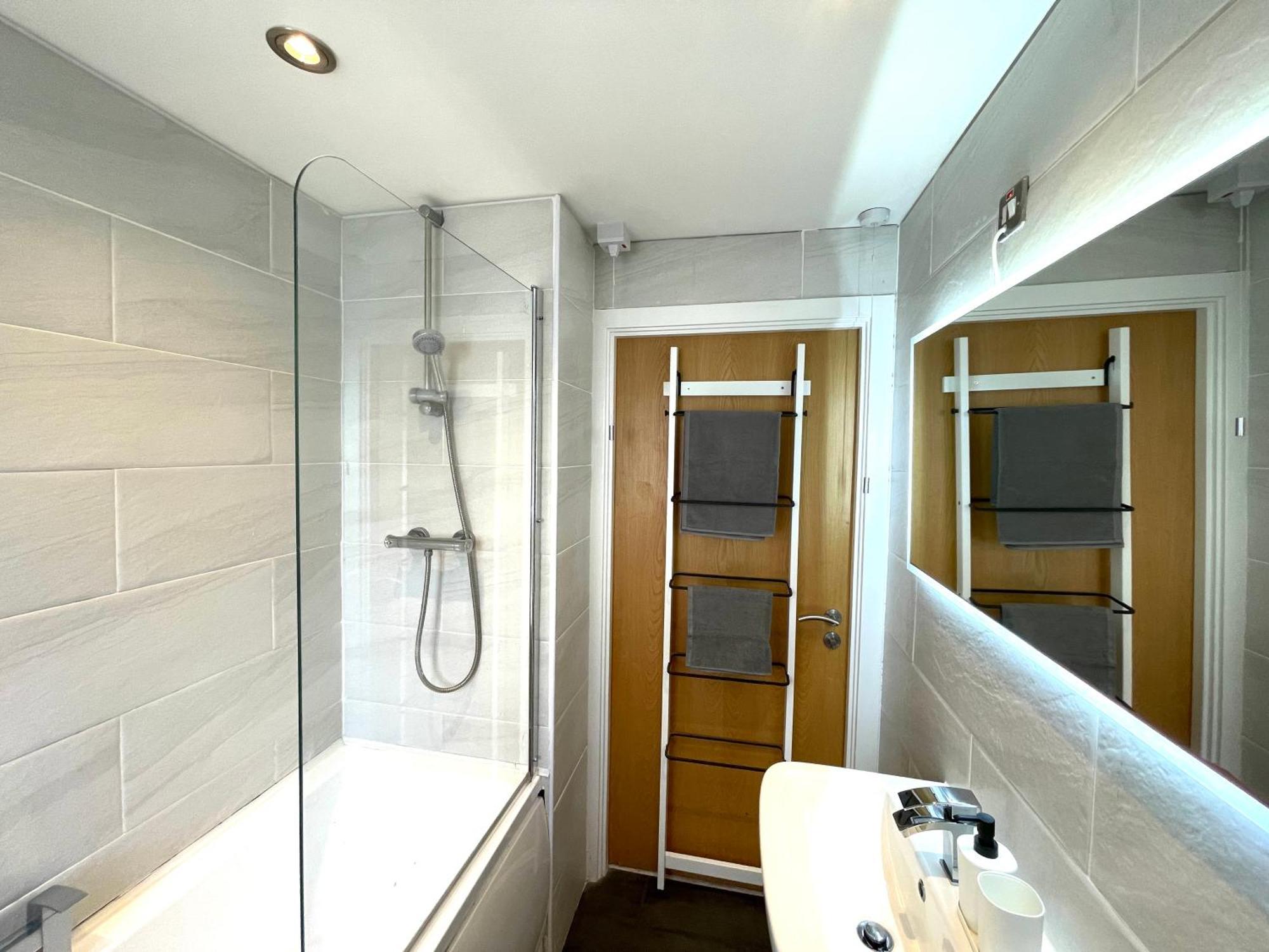 Rnm - Business Professionals Stay, Walsall City Centre, 2 Bedroom With Ensuite And Bathroom, Entire Place, Kitchen & Washroom With Amenities, Smart Tv, Easy Access, Fast Wifi, Parking Nearby, Great Transport Links Exterior photo